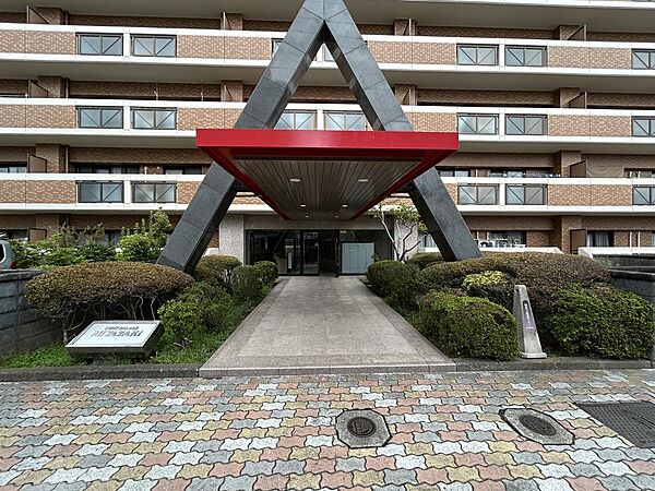 【マンション玄関】特徴的なデザインのマンション玄関になります！