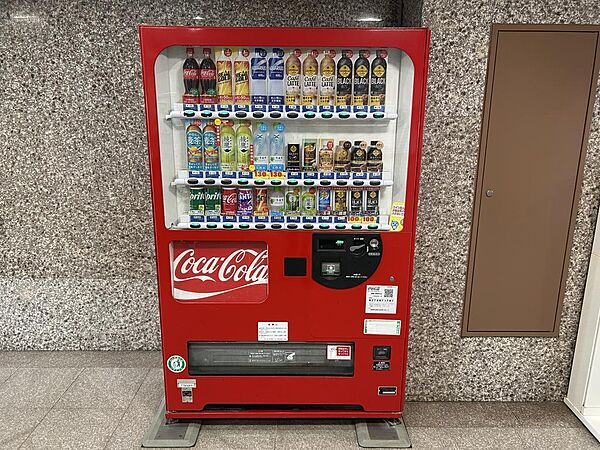 【自動販売機】マンションロビーに自動販売機を備えているため便利です！