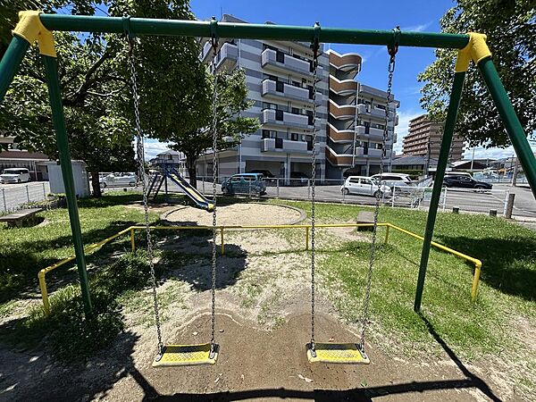 【公園】マンションの敷地のすぐ横に公園がありますので、小さなお子様などの遊び場として最適です！
