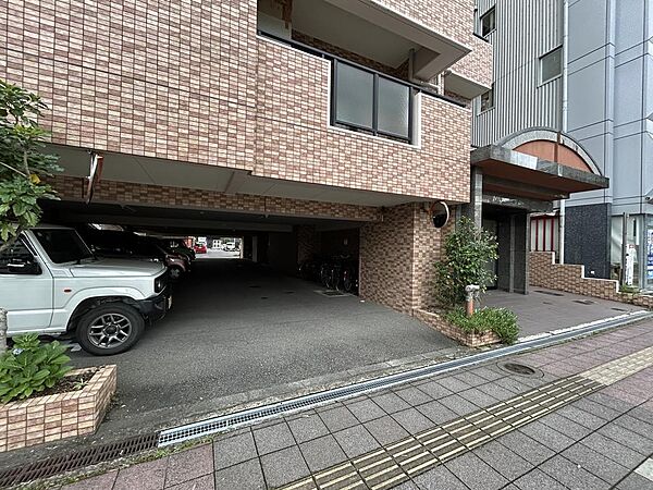 【駐車場・駐輪場】平置き駐車場は、屋根付きのため便利です。駐輪場も同じく、濡れずに駐輪できます！