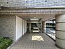 その他：【マンション入り口】植栽に囲まれたアプローチを抜けた先にマンションの入り口があります。車歩分離の設計で、小さなお子様もご高齢な方も安心してお住いいただけます！