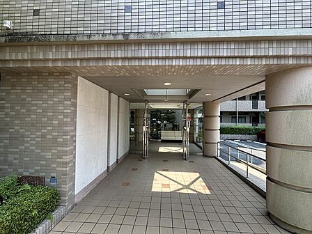 【マンション入り口】植栽に囲まれたアプローチを抜けた先にマンションの入り口があります。車歩分離の設計で、小さなお子様もご高齢な方も安心してお住いいただけます!