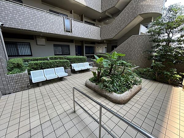 【中庭】マンションの1階部分に中庭を設けています。住人同士の憩いの場や待ち合わせ等にも使えます！