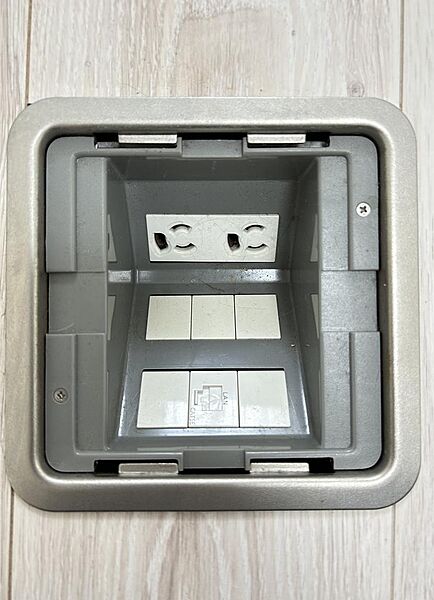 【５．０帖の洋室】新築時に床に有線でＬＡＮケーブルが引けるように埋め込み式の設備を増設しています！