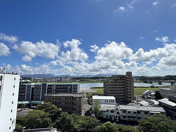 【バルコニーからの眺望】中層階のため開けた眺望です。南向きに配置されたバルコニーで、日当たり・通風良好です。花火大会も鑑賞可能です！