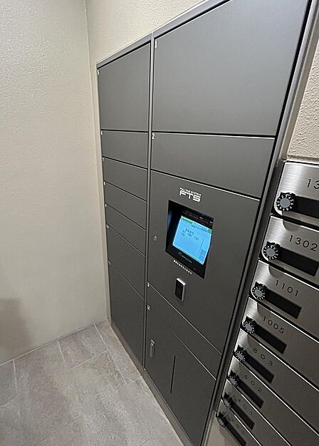 【宅配ボックス・郵便ポスト】お届け物を一時的に保管する宅配ボックスをエントランス付近に設置しています。夜間の帰宅や出張、ご旅行後不在の時など便利です!