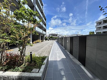 【アプローチ】車と人の動線を分ける歩車分離設計のため安心して生活できます!