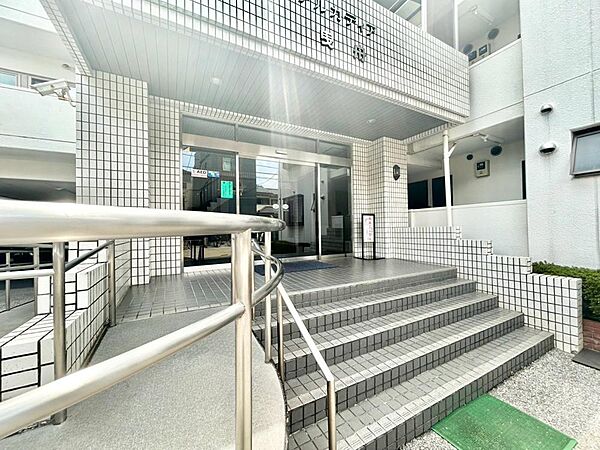 住まい探しは街探し。みんなが街探しのポイントにしているのは何。　第1位は過半数が支持した納得の 「交通の利便性」。続いて3割以上の人が「住環境」と「公園、緑地の充実」です。