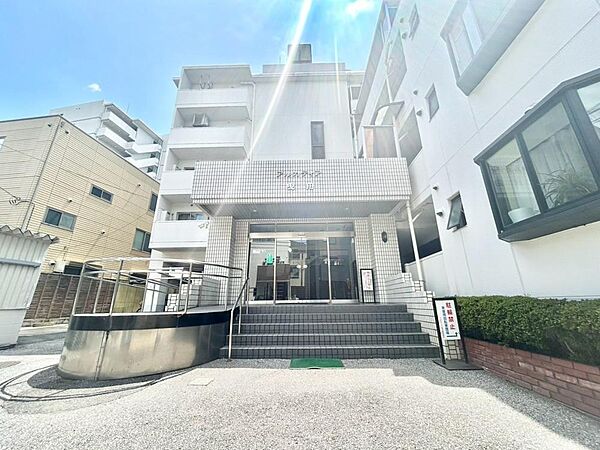 住空間を創造するかの様に荒々しくも繊細さを忘れない見事なコントラストが、住むほどに魅力の深みへと誰しもを誘います。「静」と「動」「暗」と「明」を見事に具現化した幻想的なマテリアルを是非ご堪能下さい。