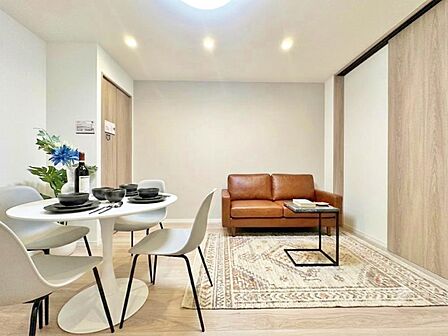 「LDKは家族だんらんをデザイン」。広いLDKでは家族が集まり一緒の時間がすごせる工夫がされております。「配置してある家具や小物はCGによるイメージです。」