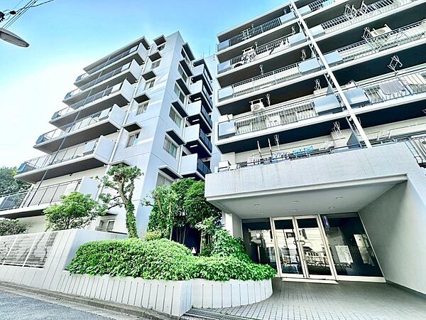 穏やかな風と陽光を導き、プライバシーに配慮された設計プランを採用し、居住性を一段と心地よいものにしています。周辺環境とのコラボレーションにより明るく開放的な空間を演出しております。