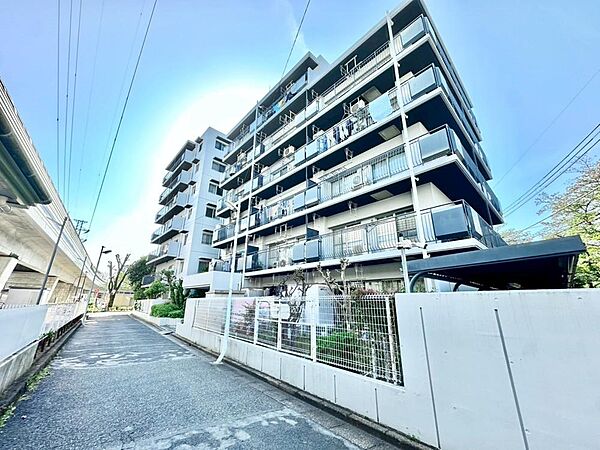 その邸が魅せる、気品・上質・重厚感・細やかさ、そのすべては訪れた者に安らぎと品性を与える特別な空間です。ここに住むからこそ意味がある。すべての（始まり）をここから迎えます。