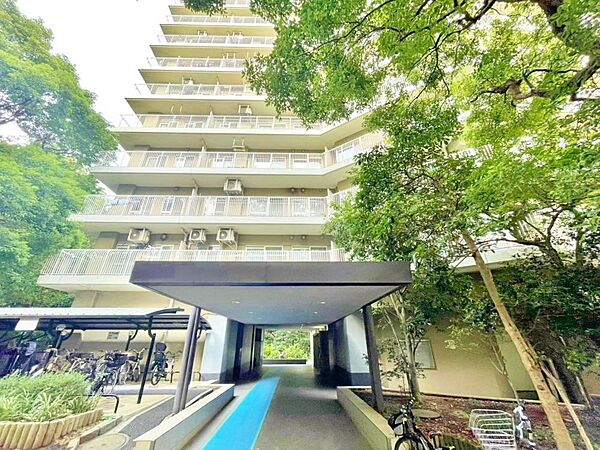 穏やかな風と陽光を導き、プライバシーに配慮された設計プランを採用し、居住性を一段と心地よいものにしています。周辺環境とのコラボレーションにより明るく開放的な空間を演出しております。