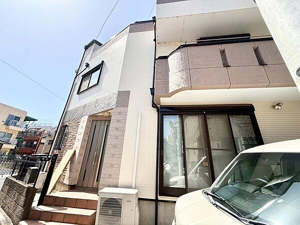 住空間を創造するかの様に荒々しくも繊細さを忘れない見事なコントラストが、住むほどに魅力の深みへと誰しもを誘います。「静」と「動」「暗」と「明」を見事に具現化した幻想的なマテリアルを是非ご堪能下さい。