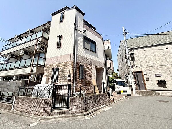 輝かしい未来を予感させる、立体的な造形とガラスのマテリアルが織りなすシャープな表情は、時をえ、時代をえて、美しく誇り高い存在感を物語ります。