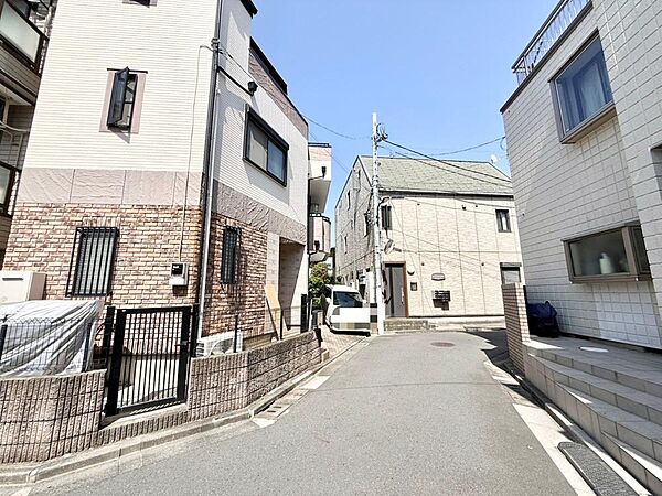 帰宅途中にショッピングやカフェを楽しんだり、利便性の良いこの地の生活は人々を魅了します。心行くままに季節の流れを感じ、ゆったりとした一時を。時間の流れを取戻し、休日はスローライフを。