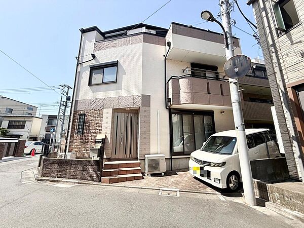 一つ屋根の下にそれぞれの暮らしがある。お部屋ぐらいは自分の価値観で自由にしたい。だからこそ、そのベースはシンプルであるべきだと思う。なぜなら、時の流れで人の好みは変わっていくものだから。