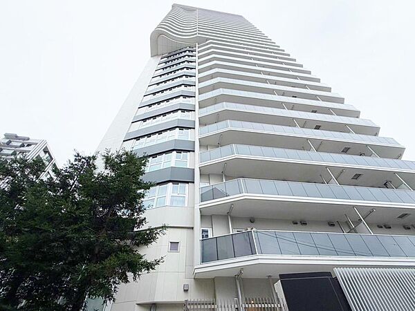 その邸が魅せる、気品・上質・重厚感・細やかさ、そのすべては訪れた者に安らぎと品性を与える特別な空間です。ここに住むからこそ意味がある。すべての（始まり）をここから迎えます。