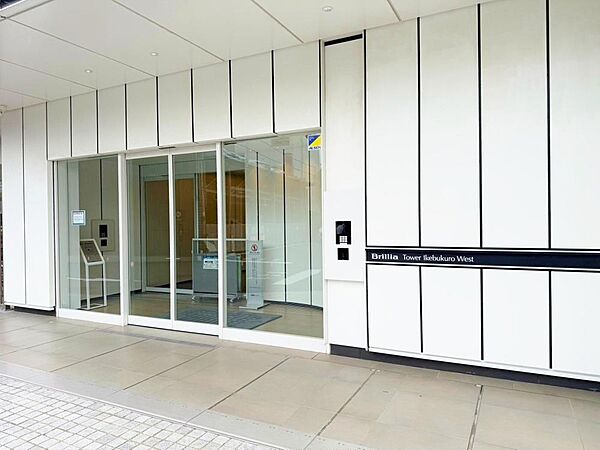 ホテルエントランスのような凛とした空間が存在しています。セキュリティーに守られている館内は静寂な中に、デザイナーの質感への拘りと四季折々の変化を感じることが出来る工夫がされております。
