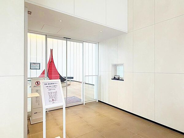 重厚感溢れるエントランスは、マンションの一つの特徴でもあります。その穏やかな佇まいに、訪れる方々は圧倒されるはず。オーナーとしてのステータスと都心アクセスの利便性を貴方の手に。