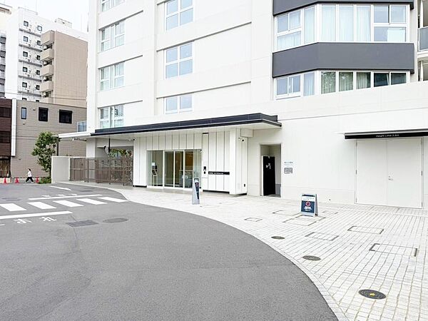 いくつかの種類の石と、木質系の素材が創出する雰囲気は、現代的な「和」の風情を感じさせます。