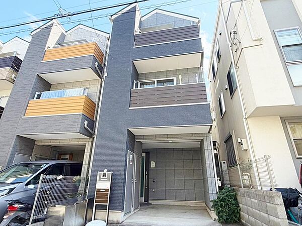 住む人を映し出す洗練された佇まいは、いつまでも輝き続けながらいつしか街の風景に溶け込んでいきます。