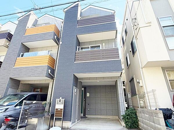 住空間を創造するかの様に荒々しくも繊細さを忘れない見事なコントラストが、住むほどに魅力の深みへと誰しもを誘います。「静」と「動」「暗」と「明」を見事に具現化した幻想的なマテリアルを是非ご堪能下さい。