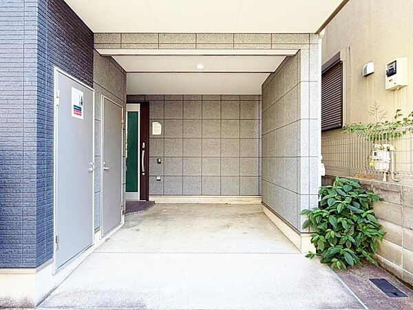 街に溶け合う美しい景観を生みだしているにも関わらず、採光や風通しを考えて設計された間取り。近隣との視線を考え、街全体で調整される窓位置。外観だけでなく、そこに住まうご家族の心地よさを最優先しました。