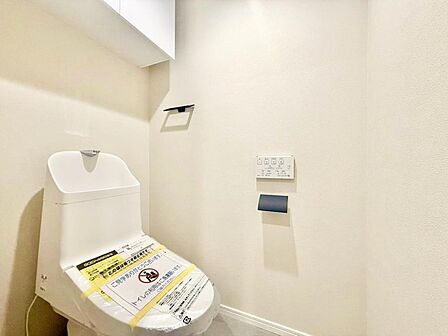 十分な広さと清潔感のあるカラーで纏まったおトイレ。LDKや居室とは離れており、洗面や浴室とも別の位置にある為、よりプライバシーへの配慮と落ち着いた空間となっております。