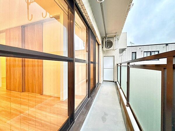 充分な広さが確保されたバルコニー。日当たりのよい住宅エリアですので、多くの陽光が降り注ぎ、室内には陽だまりを生み出してくれます。
