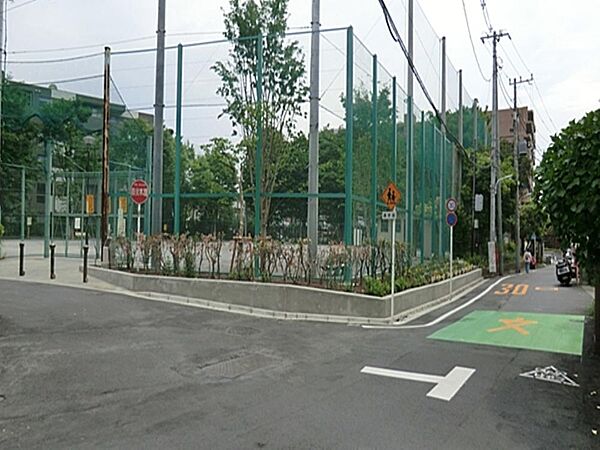 谷戸運動公園まで約286m