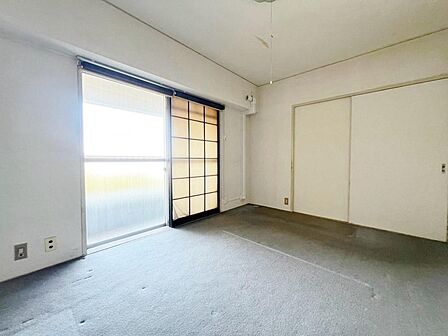 「リフォーム中」風の通り道。舞い込んでくる風が優しく躍り、室内に爽やかな空気を運んでくる。そこに季節の息吹を感じて、いまがどんな季節なのかを実感する。