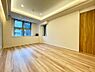 リビング/ダイニング：贅沢といえるほどの豊かな居住性と、プライドを満たすクオリティが見事に調和した住空間。リビングも広く設け、訪れる人々を暖かく迎えてくれます。