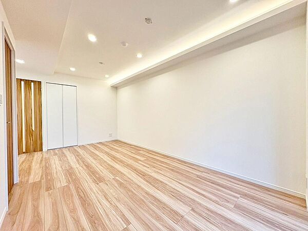 空気感という居心地の良いＢＧＭは、暮らしのステージを彩り、心からのやすらぎと満足感を与えてくれます。通風と採光を考慮したリビングは地域の鼓動を感じながらお寛ぎ頂くことが可能です。