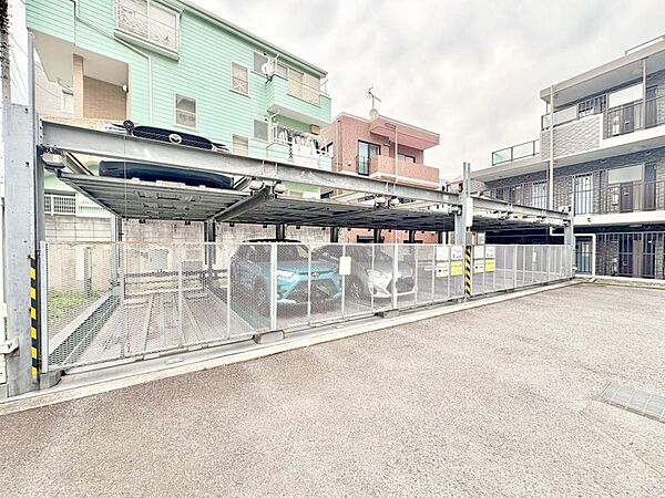 ゆったりとした駐車スペースを確保いたしましたので、大きめのお車でも駐車可能です。自転車やバイクなど、ゆとりのある敷地で置き場所に困ることはないでしょう。