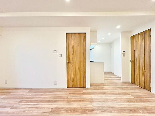 降り注ぐ陽光をいっぱいに浴びて、ライトと共にLDK全体を明るく・開放感のある空間にしました。多くの時間を過ごす住まいだからこそ、いつも快適な場所であるように心掛けています。