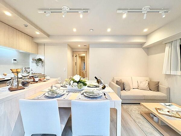造りこんだ空間演出の妙が生み出す光と質のハーモニーはこの住宅のクオリティの良さを実感させてくれます。