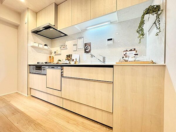 夫婦そろってキッチンに立っても調理がしやすく余裕の広さ。家事をしながら会話も弾みます。