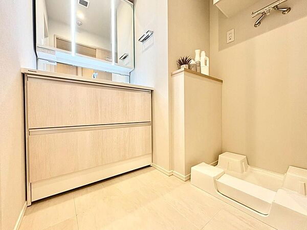手で洗いたい大切な服など、広く使えると助かる洗面台は汚れの付きにくい形状と素材で造られております。