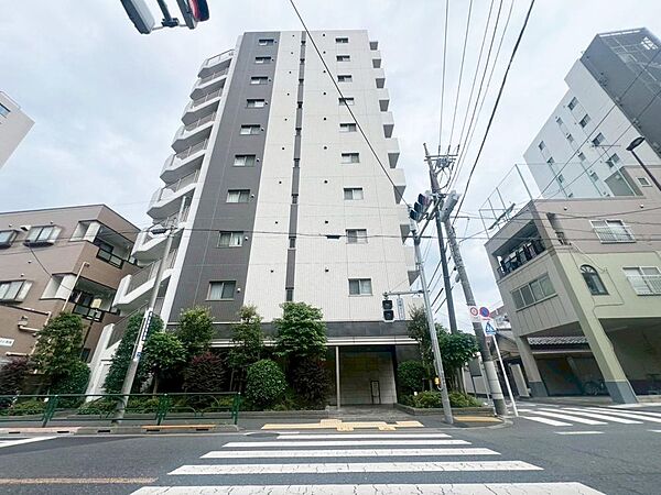 忙しく過ぎゆく日常を置き去るほど、ゆったりした時間が流れる住環境です。「快適」は「家」と「街」と「環境」が調和した時に訪れるのだと改めて感じさせてくれます。