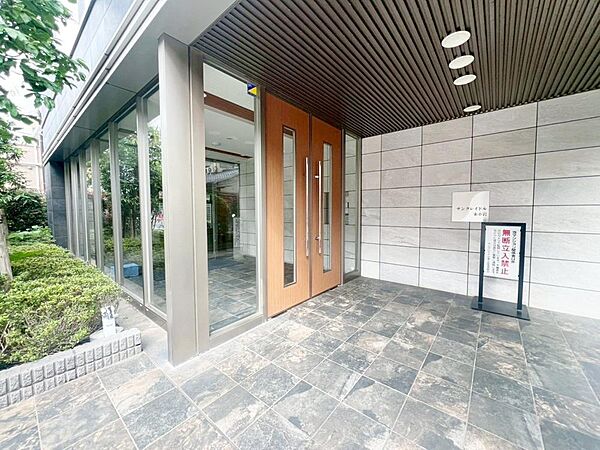 家族をあたたかく迎え入れてくれるエントランス。自分の家に帰ってきたときの安心感、お子様にとっての「実家」としての安心感…末永く時を刻む邸宅…フィーリングを確かめてみてください。