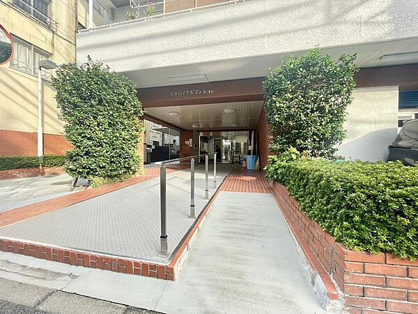 色合いも落ち着いた色を中心に構成され、重厚感のある雰囲気で居住者・来客者を迎えてくれます。