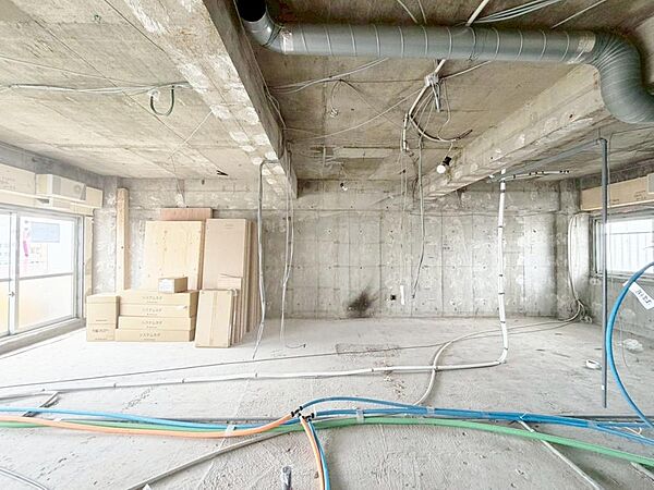 周辺に建ち並ぶ邸宅も、それぞれに個性がありながらも全体的に瀟洒な雰囲気を醸し出している邸宅街の一角。