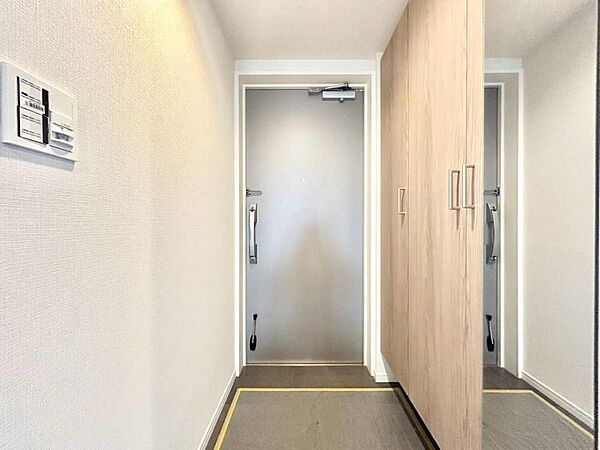 家の顔となる玄関。 収納部分を多く採用し、スッキリとした広さを確保出来ました。ゲストを迎え入れても安心の空間です。