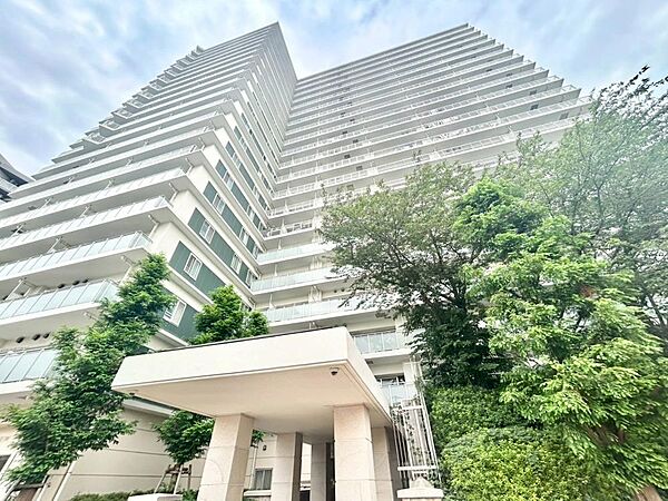 住む人を映し出す洗練された佇まいは、いつまでも輝き続けながらいつしか街の風景に溶け込んでいきます。