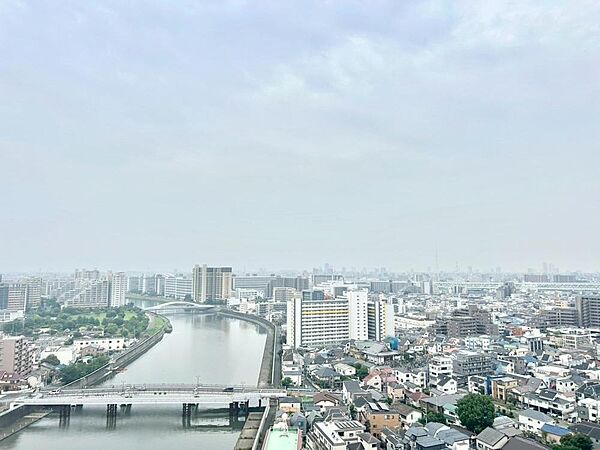 陽射しとともに、少しづつ装いを変える街の景観から、星空が地上に映りこむかのような夜景のきらめきまで、この街ならではの美しい風景の物語が室内に展開します。手を伸ばせば、ふれることができそうな眺望も魅力。