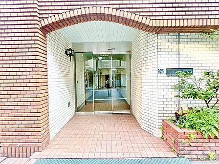 「リノベーション前」住空間を創造するかの様に荒々しくも繊細さを忘れない見事なコントラストが、住むほどに魅力の深みへと誰しもを誘います。「静」と「動」「暗」と「明」を見事に具現化した幻想的なマテリアルを