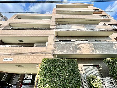 帰宅途中にショッピングやカフェを楽しんだり、利便性の良いこの地の生活は人々を魅了します。心行くままに季節の流れを感じ、ゆったりとした一時を。時間の流れを取戻し、休日はスローライフを。家具はAIによるもの