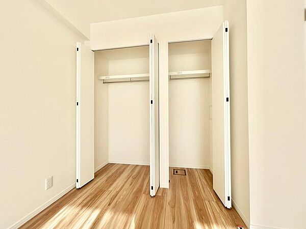 奥行きのあるクローゼットを採用。衣装ケースや、掃除機といった電化製品まで多くの物を収納できるようなつくりになっております。是非一度、ご自身の目でお確かめ下さい。