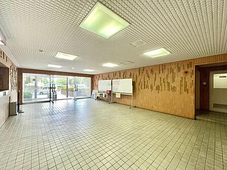 整然とした空間演出、オーナー様にとって快適な理想の暮らしの実現は家のみの拘りではなく、そこで暮らす方々にとって素敵な環境であることも挙げられる筈。四季折々の変化が奏でる鼓動を楽しんで下さい。